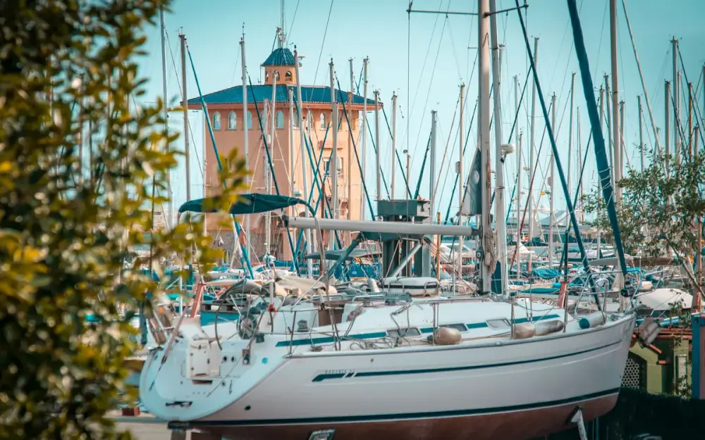Voiliers amarrés dans une marina de Méditerranée
