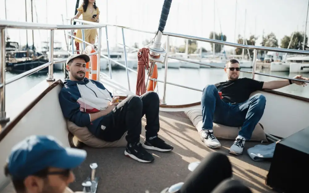 Passagers sur le pont d'un voilier en croisière