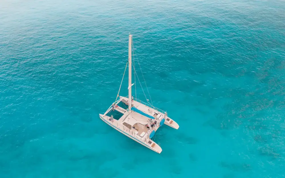 Un catamaran et un voilier en mer
